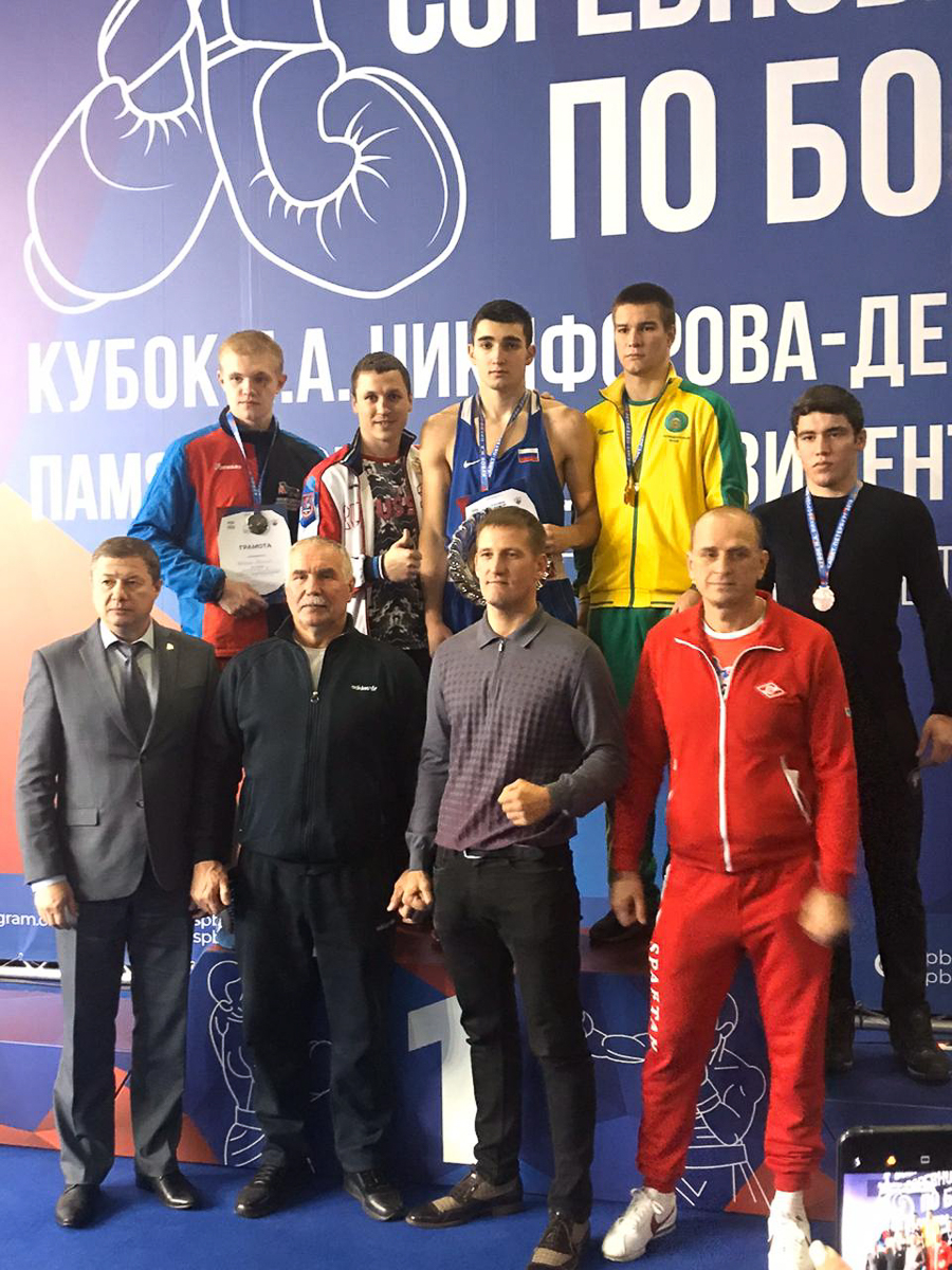 В преддверии Нового года мы поговорили с сильнейшими владимирскими спортсменами: велогонщиком Антоном Фолифоровым, боксером Рамазаном Дадаевым и самбистом Антоном Коноваловым