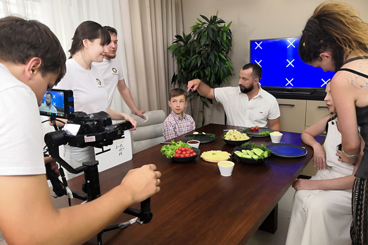 Как успеть все и не сойти с ума? Этим вопросом перед Новым годом задаются многие. Сотрудница студии видеопроизводства «Новый день» на своем примере показывает, как управляться с дедлайнами и оставаться счастливой на работе