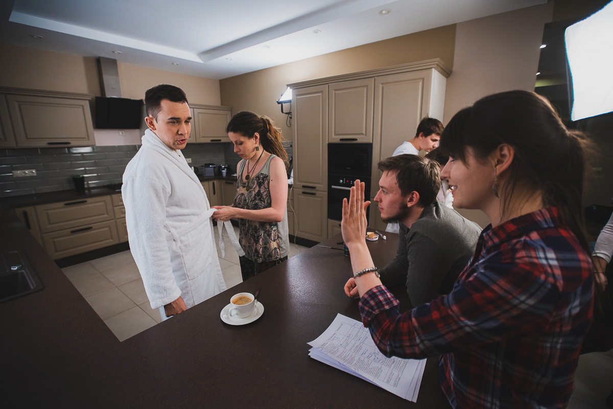 Как успеть все и не сойти с ума? Этим вопросом перед Новым годом задаются многие. Сотрудница студии видеопроизводства «Новый день» на своем примере показывает, как управляться с дедлайнами и оставаться счастливой на работе