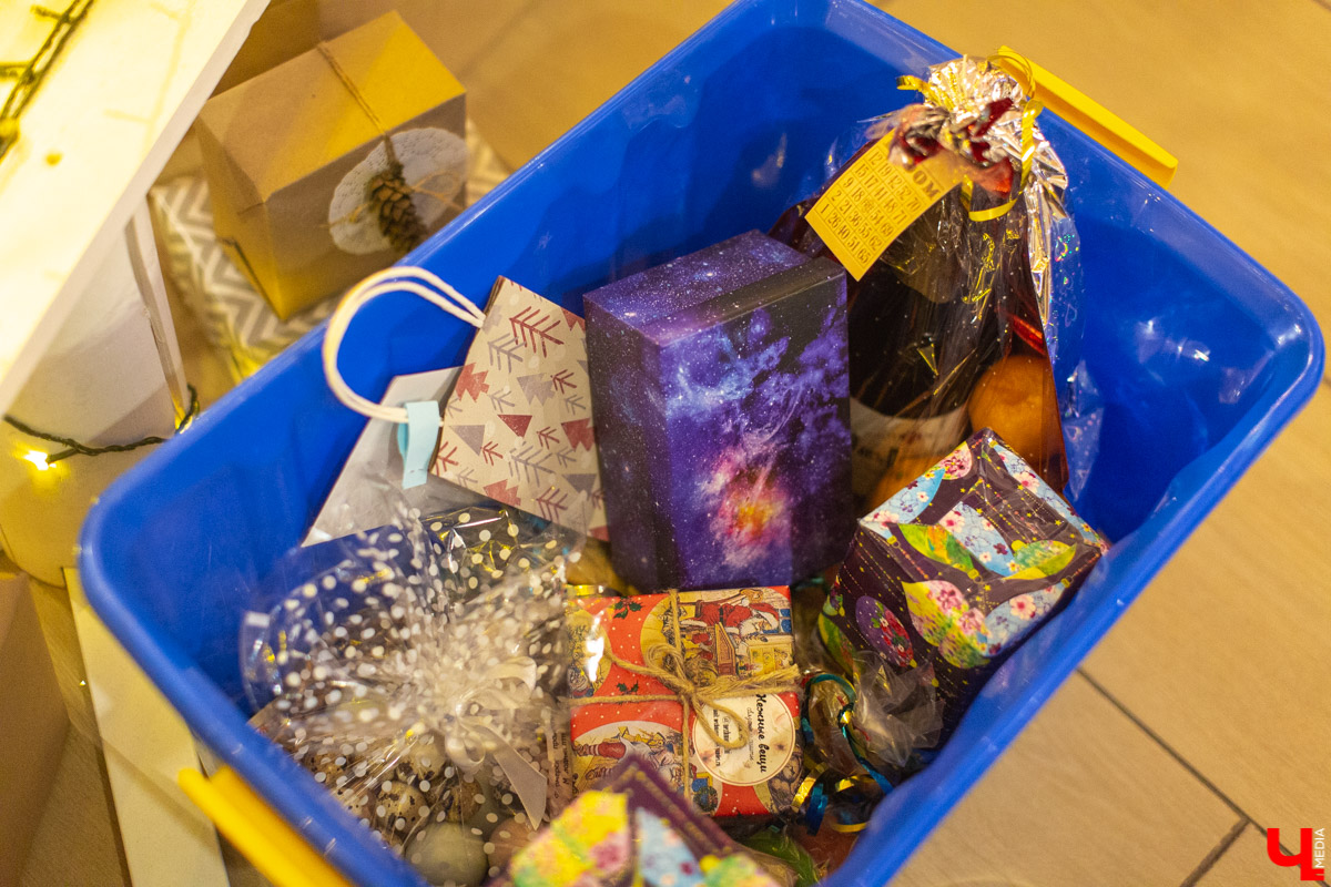 Что будет, если популярную игру «Тайный Санта» провести среди незнакомых горожан? На лицах появятся улыбки, а в руках подарки.