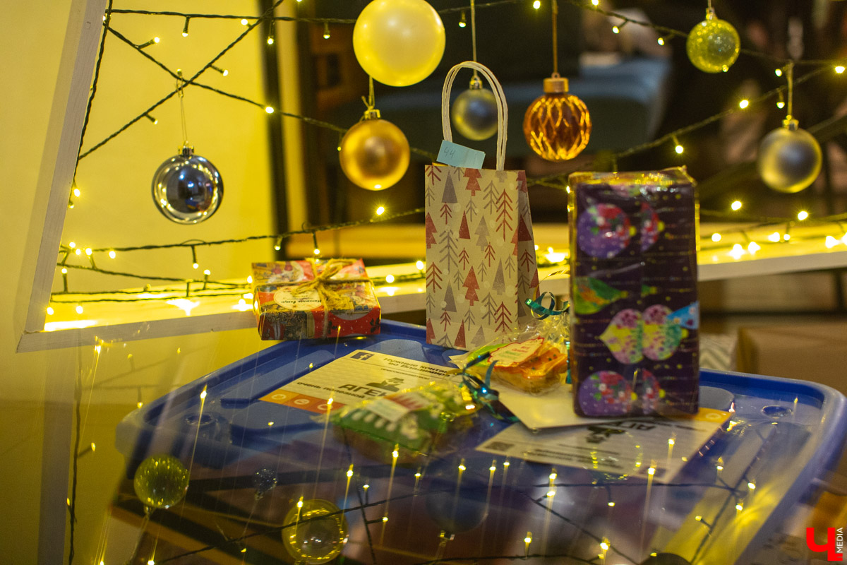 Что будет, если популярную игру «Тайный Санта» провести среди незнакомых горожан? На лицах появятся улыбки, а в руках подарки.