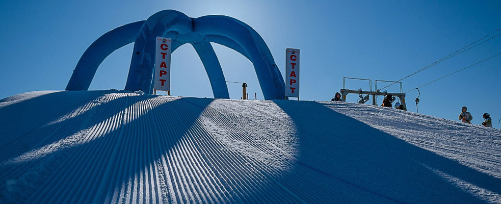 Снега нет, но вы держитесь. Если же без настоящей зимы не прожить, отправляйтесь на горнолыжные склоны - там уже открыт сезон