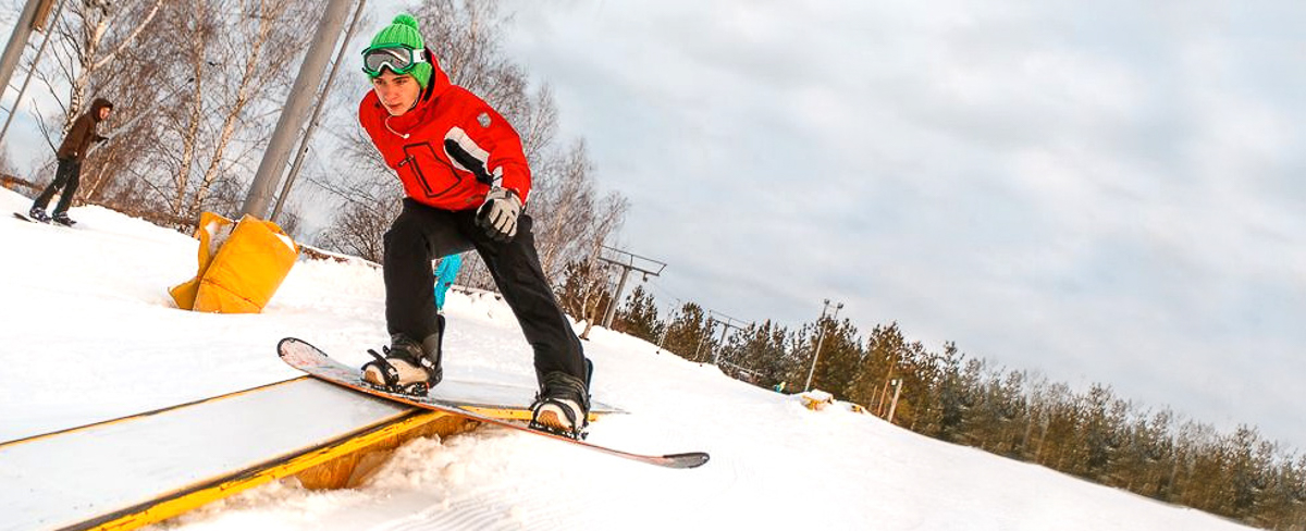 Снега нет, но вы держитесь. Если же без настоящей зимы не прожить, отправляйтесь на горнолыжные склоны - там уже открыт сезон