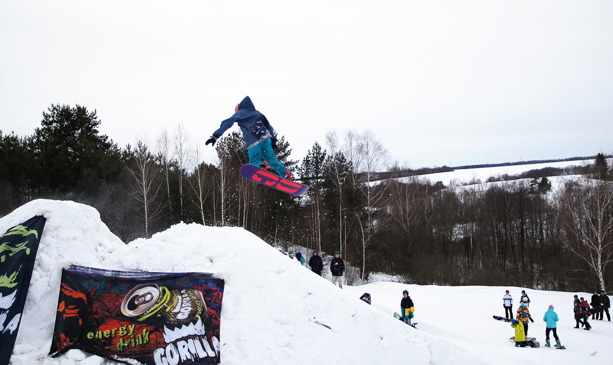 Снега нет, но вы держитесь. Если же без настоящей зимы не прожить, отправляйтесь на горнолыжные склоны - там уже открыт сезон