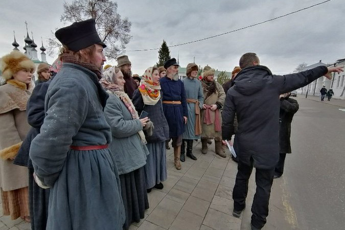На этой неделе съемочная группа Первого канала в третий раз за год покинула Владимирскую область, теперь уже окончательно. За дни съемок команде пришлось попотеть: 200 человек массовки, искусственный снег вместо настоящего в кадре и проливные дожди в декабре