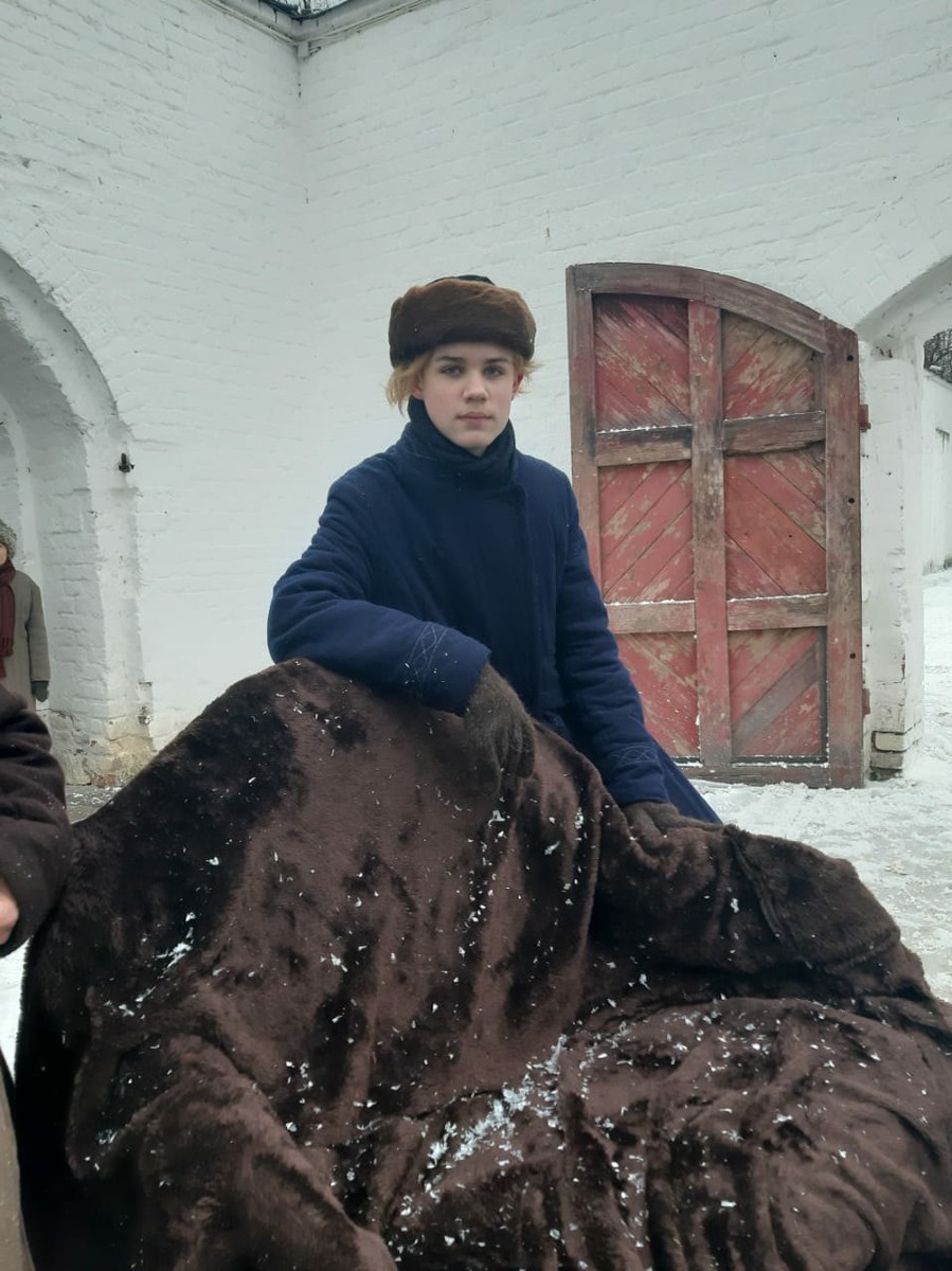 На этой неделе съемочная группа Первого канала в третий раз за год покинула Владимирскую область, теперь уже окончательно. За дни съемок команде пришлось попотеть: 200 человек массовки, искусственный снег вместо настоящего в кадре и проливные дожди в декабре