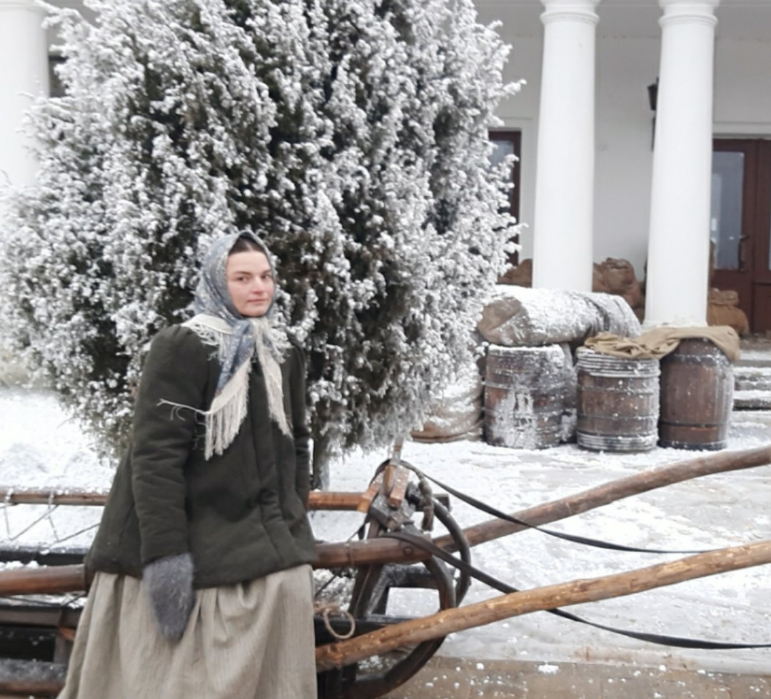 На этой неделе съемочная группа Первого канала в третий раз за год покинула Владимирскую область, теперь уже окончательно. За дни съемок команде пришлось попотеть: 200 человек массовки, искусственный снег вместо настоящего в кадре и проливные дожди в декабре