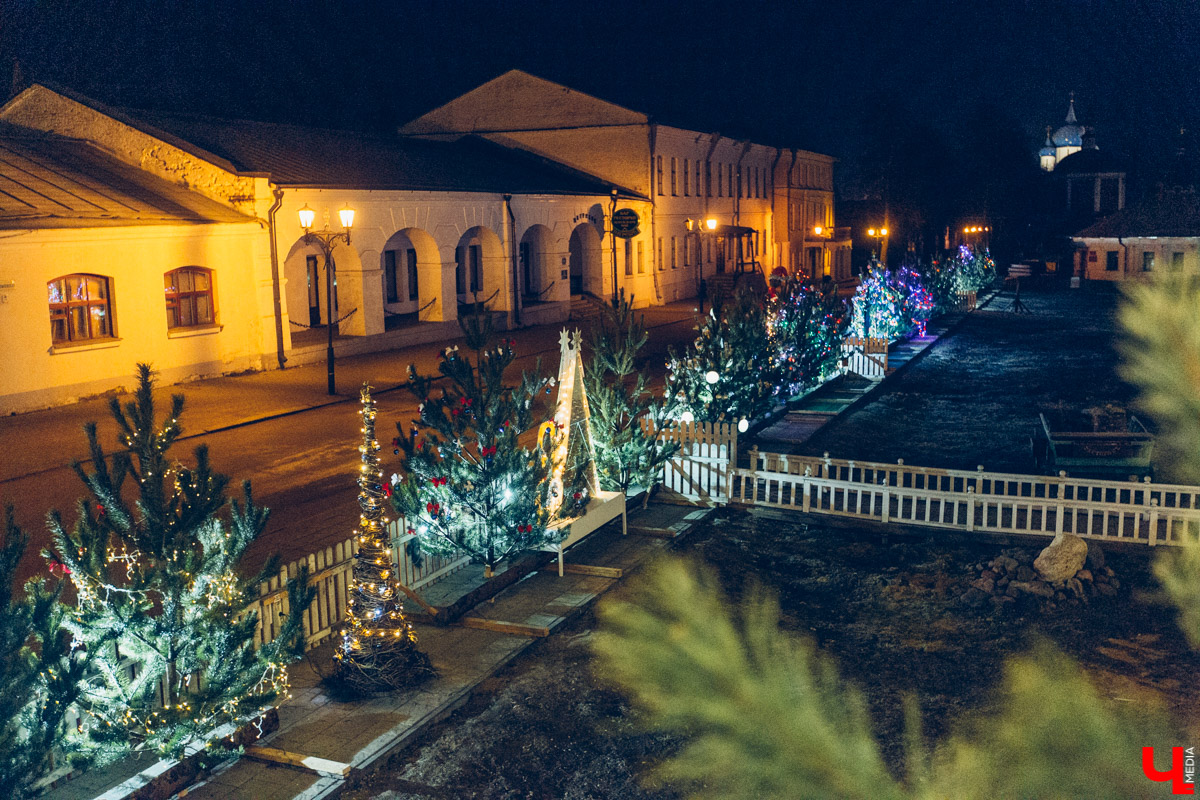 В Суздале и Муроме появились аллеи новогодних ёлок. Местные организации посоревновались в креативности и нарядили праздничные деревья
