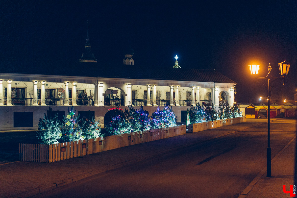 В Суздале и Муроме появились аллеи новогодних ёлок. Местные организации посоревновались в креативности и нарядили праздничные деревья