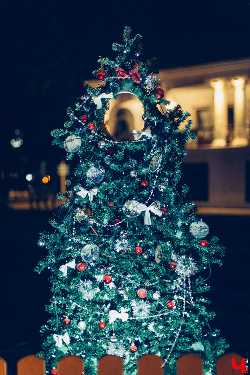 В Суздале и Муроме появились аллеи новогодних ёлок. Местные организации посоревновались в креативности и нарядили праздничные деревья