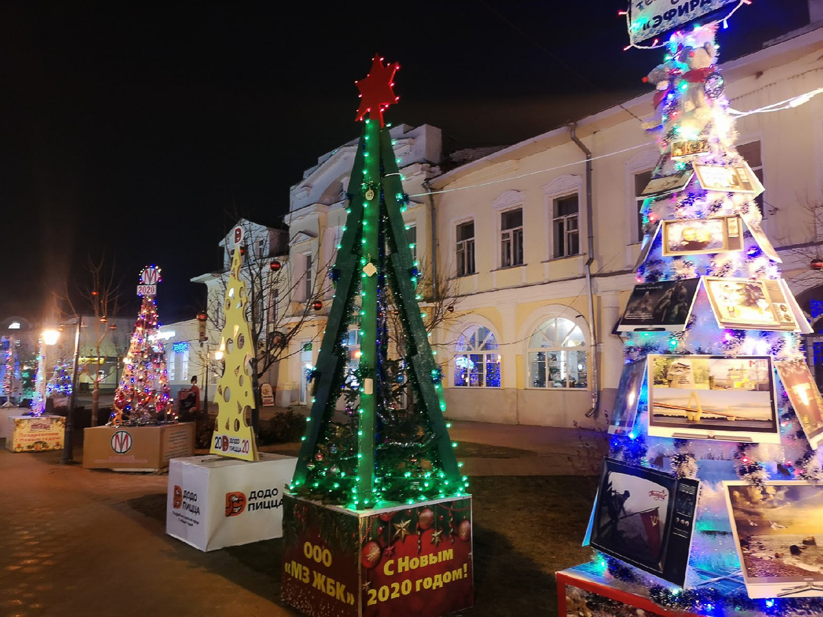 В Суздале и Муроме появились аллеи новогодних ёлок. Местные организации посоревновались в креативности и нарядили праздничные деревья