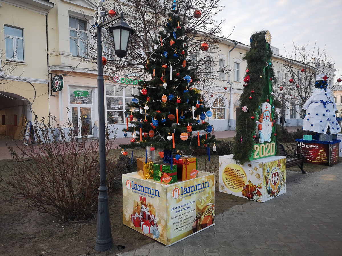 В Суздале и Муроме появились аллеи новогодних ёлок. Местные организации посоревновались в креативности и нарядили праздничные деревья
