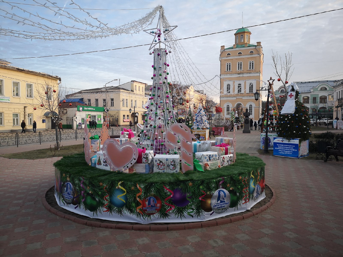 В Суздале и Муроме появились аллеи новогодних ёлок. Местные организации посоревновались в креативности и нарядили праздничные деревья