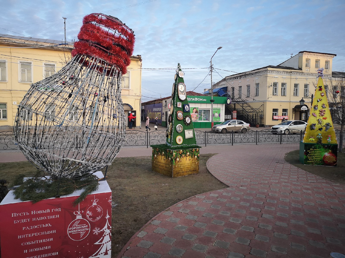 В Суздале и Муроме появились аллеи новогодних ёлок. Местные организации посоревновались в креативности и нарядили праздничные деревья