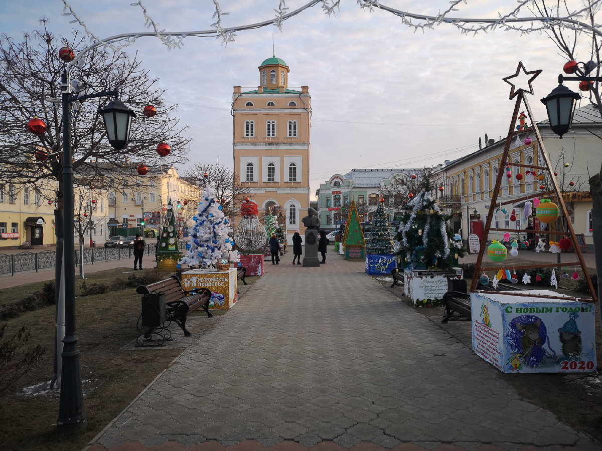 В Суздале и Муроме появились аллеи новогодних ёлок. Местные организации посоревновались в креативности и нарядили праздничные деревья