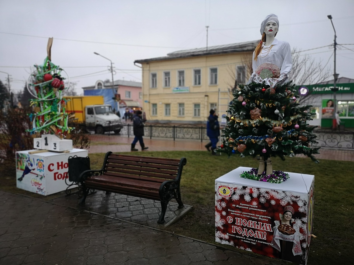 В Суздале и Муроме появились аллеи новогодних ёлок. Местные организации посоревновались в креативности и нарядили праздничные деревья