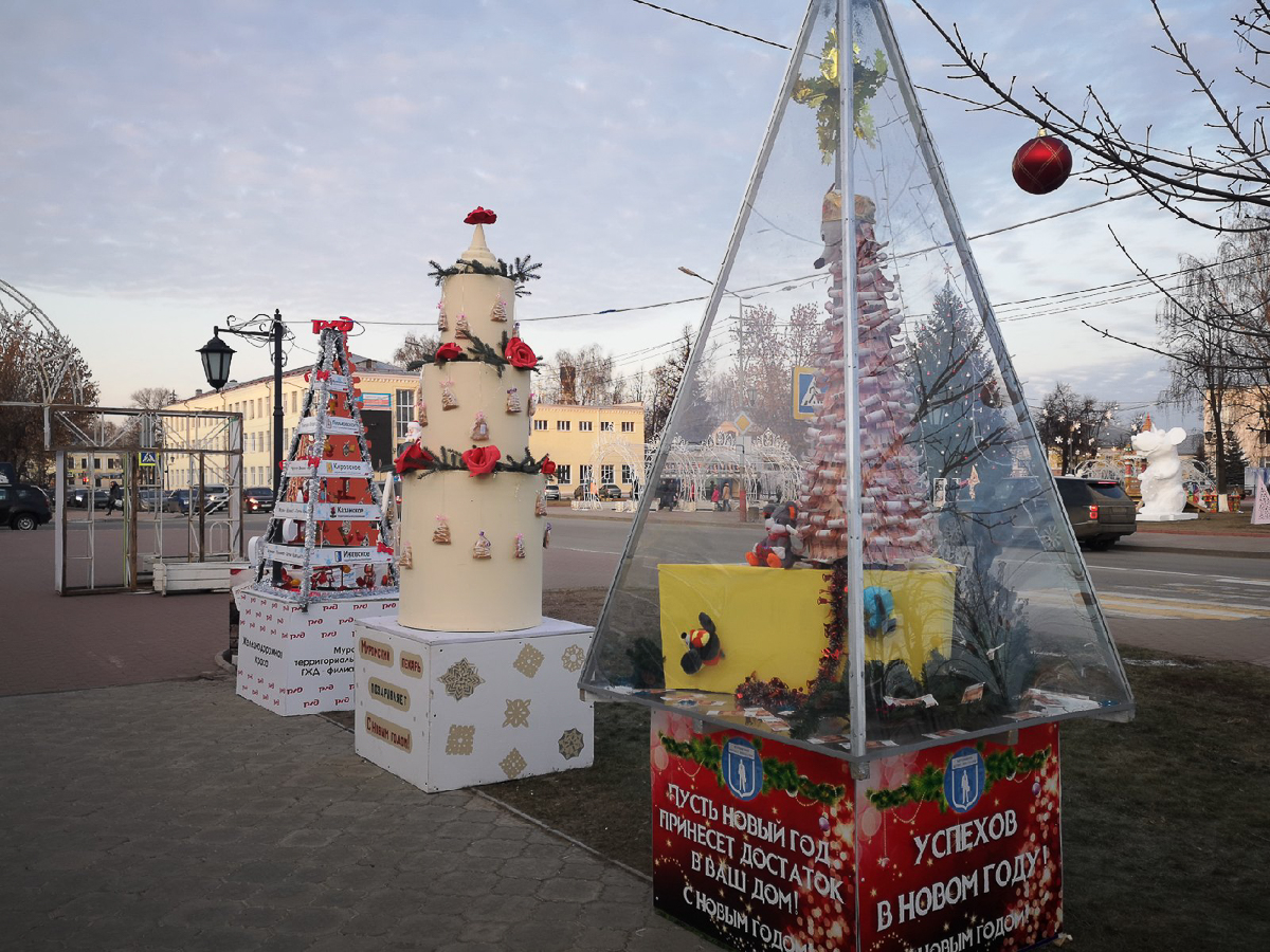 В Суздале и Муроме появились аллеи новогодних ёлок. Местные организации посоревновались в креативности и нарядили праздничные деревья