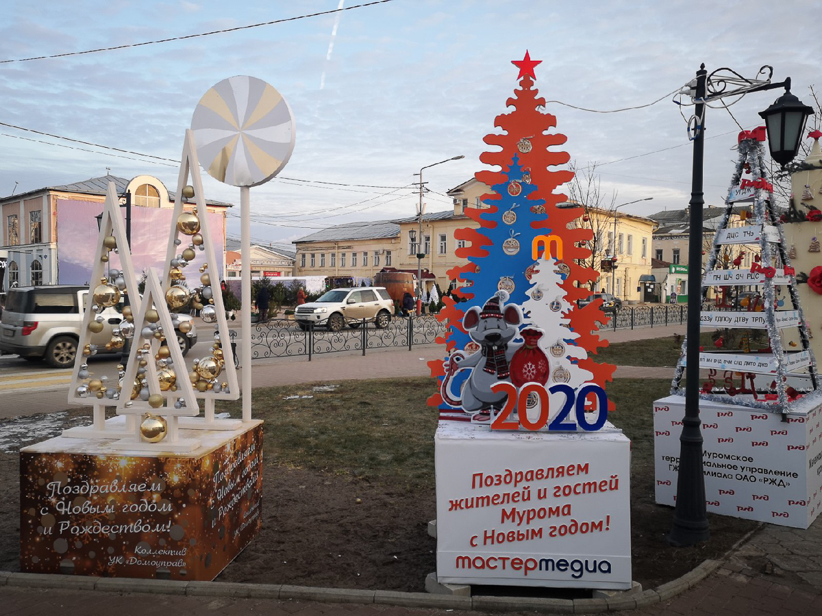 В Суздале и Муроме появились аллеи новогодних ёлок. Местные организации посоревновались в креативности и нарядили праздничные деревья