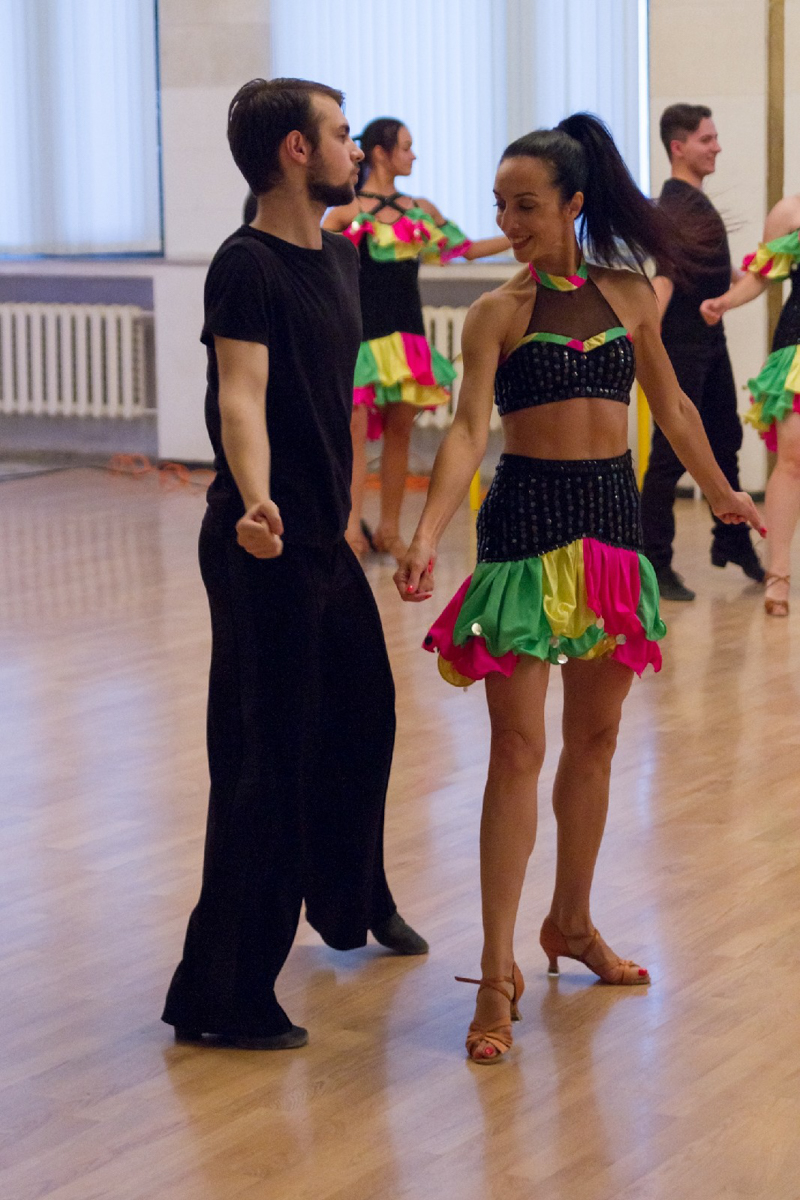 Мир танцовщицы — это не только отточенные движения, сцена, цветы и бурные овации, но и трогательные истории и забавные казусы, которые зачастую рассказывают только подругам по секрету. Нам удалось стать такой подругой для пяти владимирских барышень, живущих в ритме танца уже очень давно