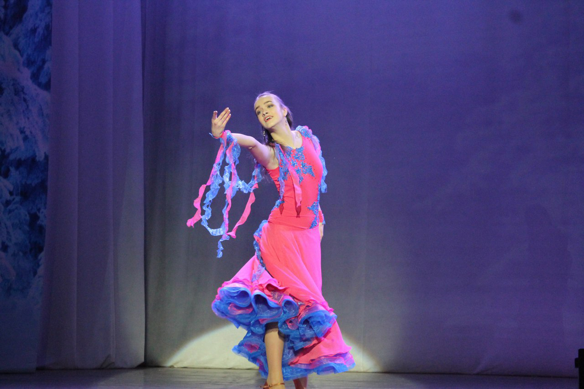 Мир танцовщицы — это не только отточенные движения, сцена, цветы и бурные овации, но и трогательные истории и забавные казусы, которые зачастую рассказывают только подругам по секрету. Нам удалось стать такой подругой для пяти владимирских барышень, живущих в ритме танца уже очень давно