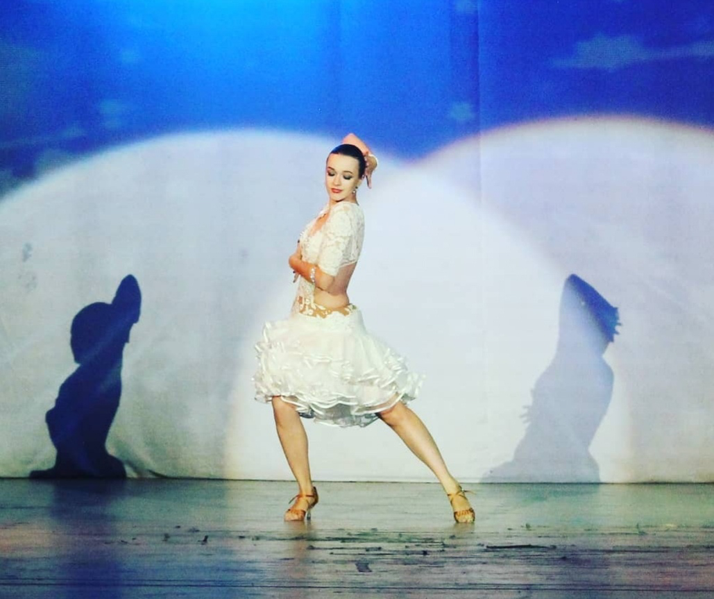 Мир танцовщицы — это не только отточенные движения, сцена, цветы и бурные овации, но и трогательные истории и забавные казусы, которые зачастую рассказывают только подругам по секрету. Нам удалось стать такой подругой для пяти владимирских барышень, живущих в ритме танца уже очень давно