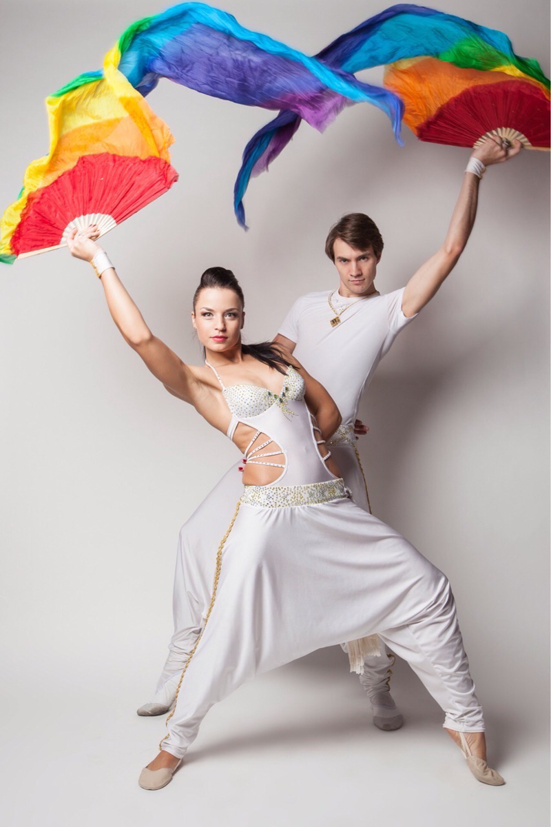 Мир танцовщицы — это не только отточенные движения, сцена, цветы и бурные овации, но и трогательные истории и забавные казусы, которые зачастую рассказывают только подругам по секрету. Нам удалось стать такой подругой для пяти владимирских барышень, живущих в ритме танца уже очень давно