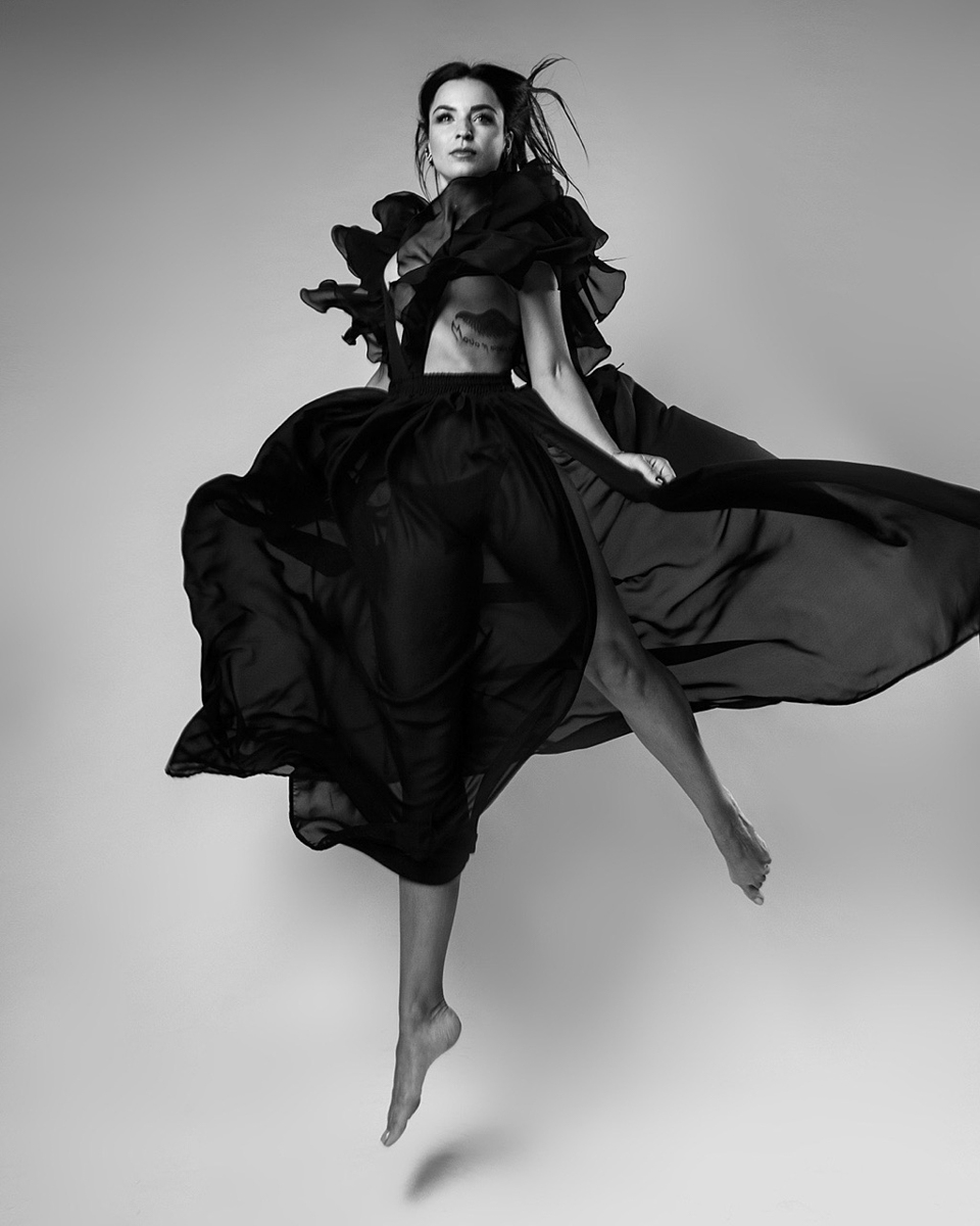 Мир танцовщицы — это не только отточенные движения, сцена, цветы и бурные овации, но и трогательные истории и забавные казусы, которые зачастую рассказывают только подругам по секрету. Нам удалось стать такой подругой для пяти владимирских барышень, живущих в ритме танца уже очень давно