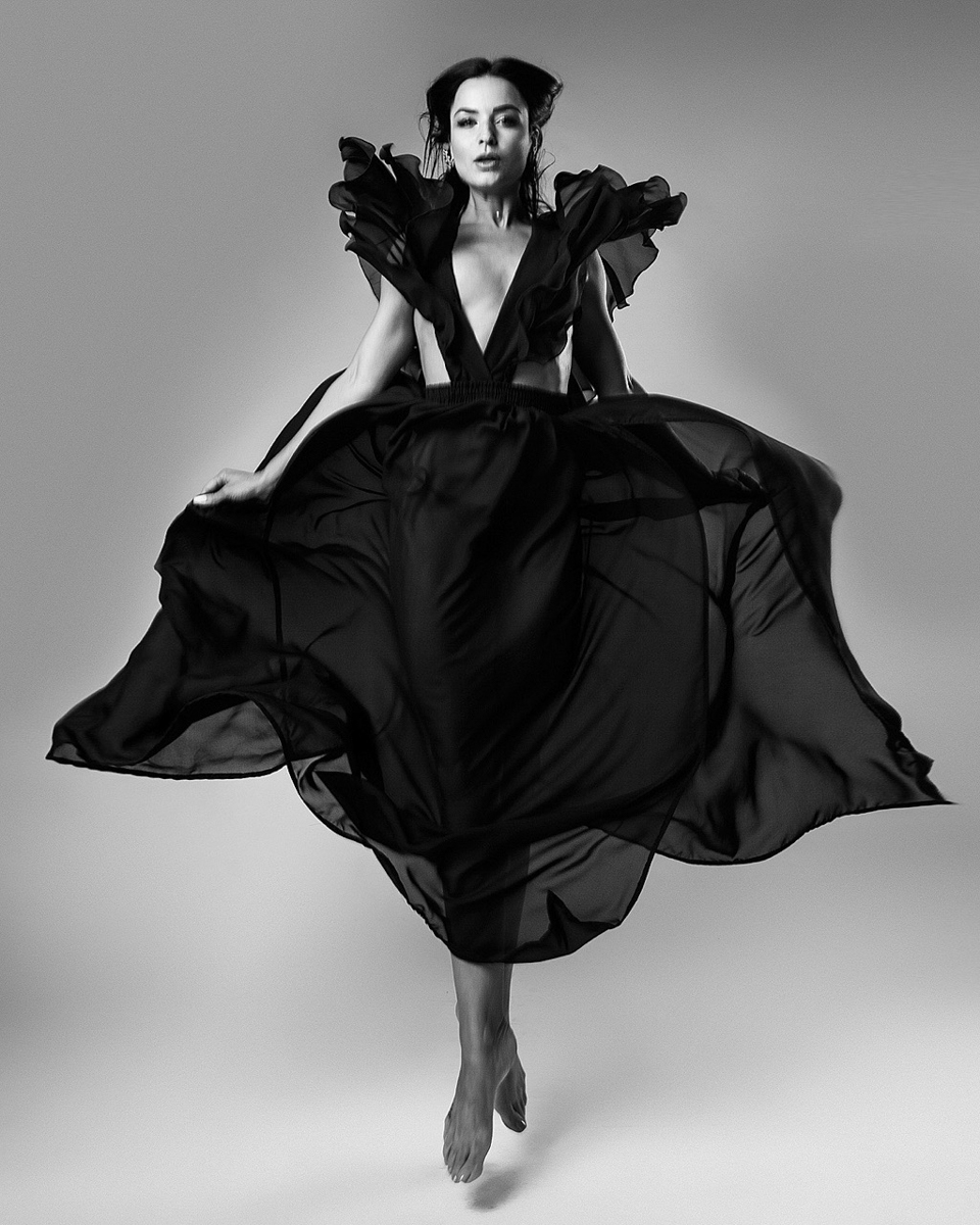 Мир танцовщицы — это не только отточенные движения, сцена, цветы и бурные овации, но и трогательные истории и забавные казусы, которые зачастую рассказывают только подругам по секрету. Нам удалось стать такой подругой для пяти владимирских барышень, живущих в ритме танца уже очень давно