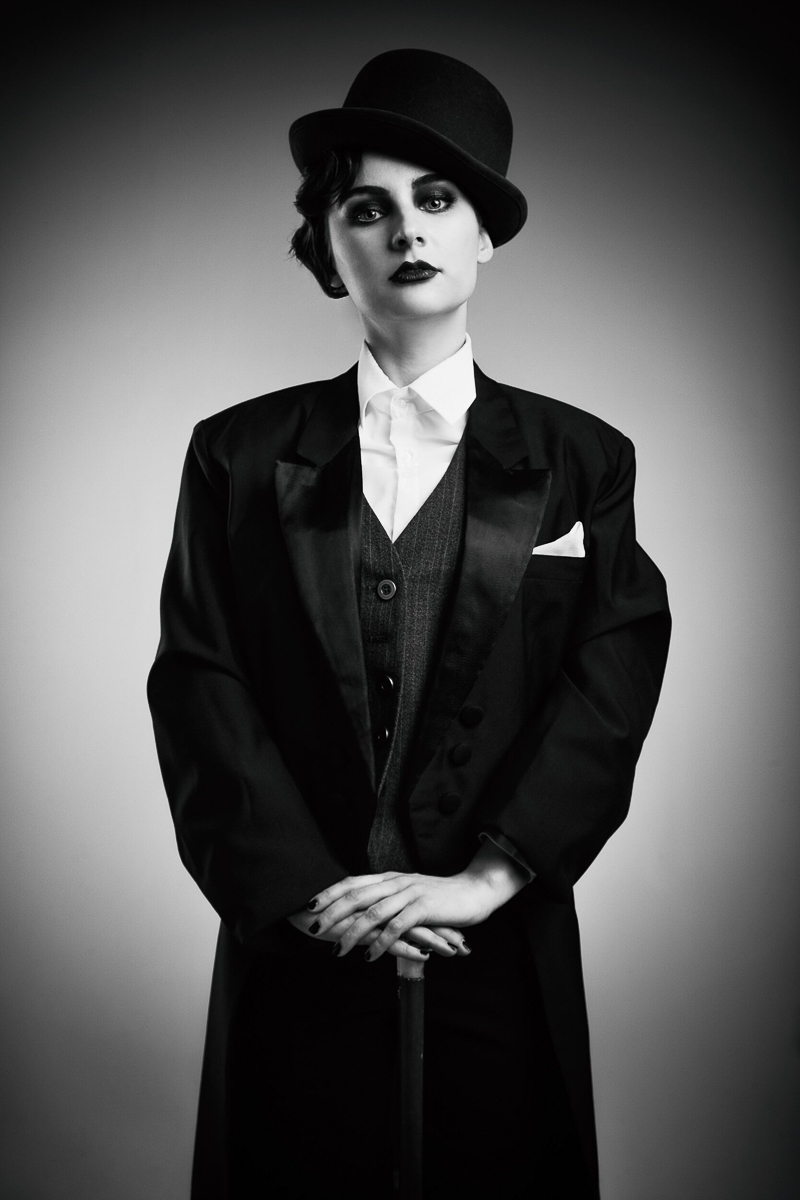 В умелых руках опытного визажиста человек легко превращается не только в фантастического героя, но и во вполне реального. Нырнуть в прошлое - тоже не проблема. Сделать из вас, скажем, голливудскую звезду 30-х годов можно за каких-то пару часов. Почувствовать себя в роли культовой личности решили и мы, перевоплотившись в Марлен Дитрих