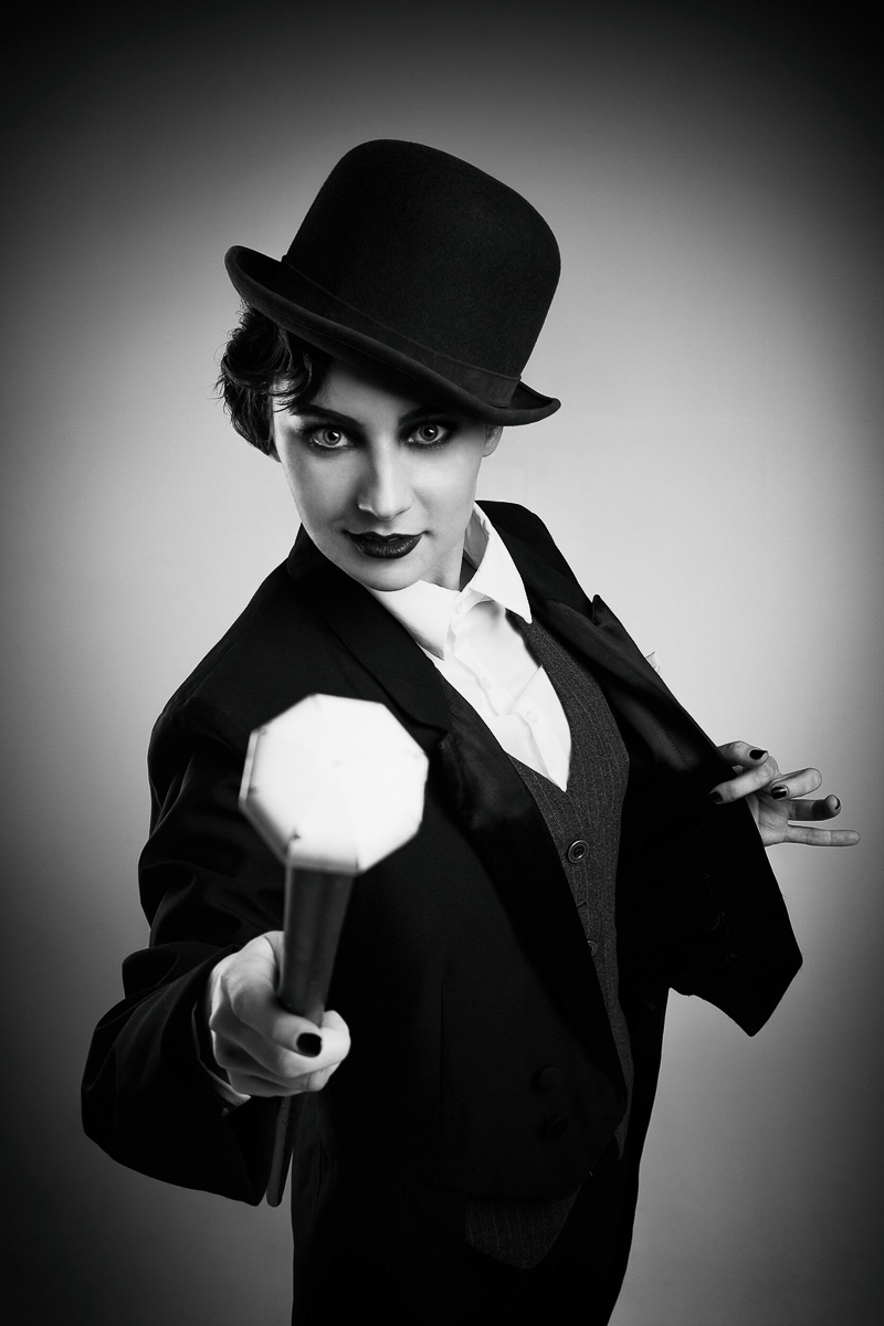 В умелых руках опытного визажиста человек легко превращается не только в фантастического героя, но и во вполне реального. Нырнуть в прошлое - тоже не проблема. Сделать из вас, скажем, голливудскую звезду 30-х годов можно за каких-то пару часов. Почувствовать себя в роли культовой личности решили и мы, перевоплотившись в Марлен Дитрих