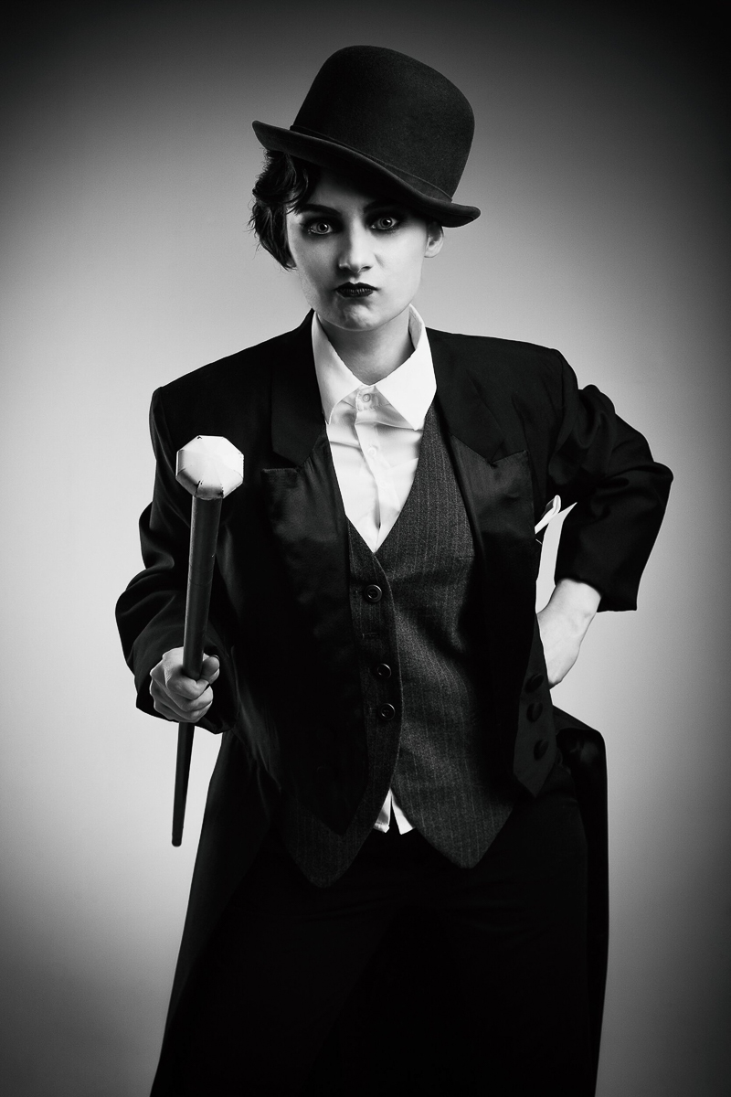 В умелых руках опытного визажиста человек легко превращается не только в фантастического героя, но и во вполне реального. Нырнуть в прошлое - тоже не проблема. Сделать из вас, скажем, голливудскую звезду 30-х годов можно за каких-то пару часов. Почувствовать себя в роли культовой личности решили и мы, перевоплотившись в Марлен Дитрих