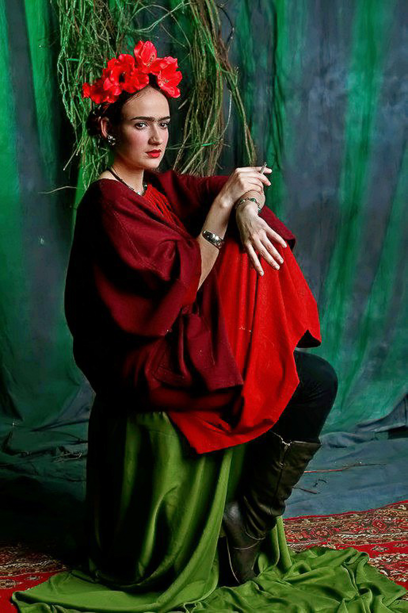 В умелых руках опытного визажиста человек легко превращается не только в фантастического героя, но и во вполне реального. Нырнуть в прошлое - тоже не проблема. Сделать из вас, скажем, голливудскую звезду 30-х годов можно за каких-то пару часов. Почувствовать себя в роли культовой личности решили и мы, перевоплотившись в Марлен Дитрих