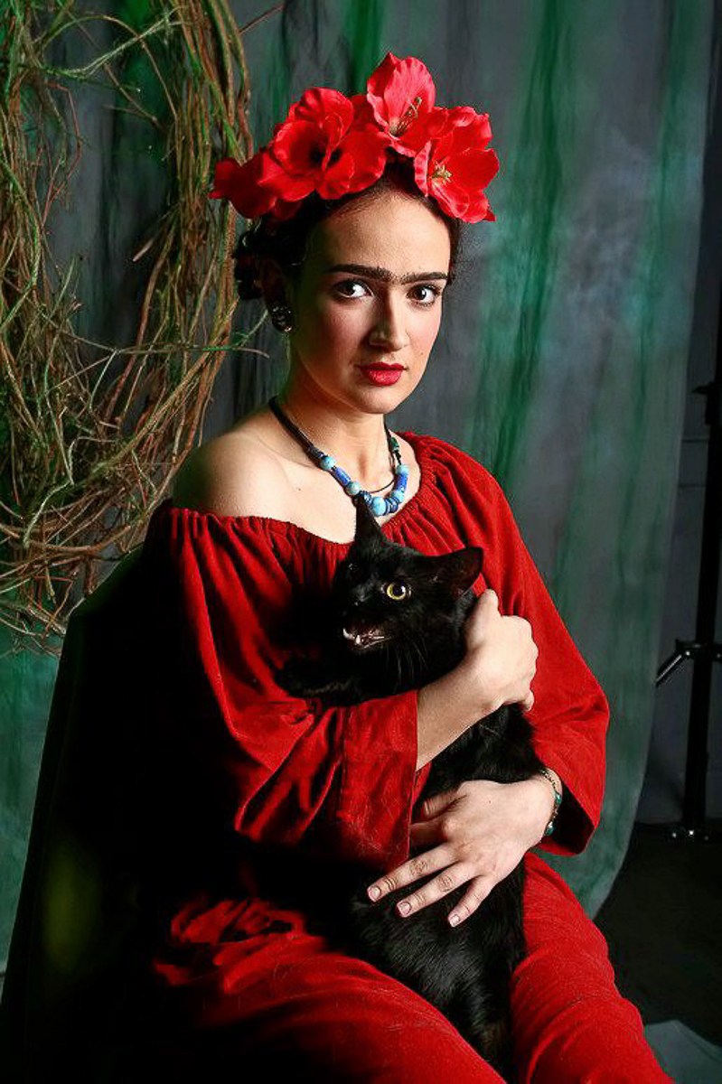 В умелых руках опытного визажиста человек легко превращается не только в фантастического героя, но и во вполне реального. Нырнуть в прошлое - тоже не проблема. Сделать из вас, скажем, голливудскую звезду 30-х годов можно за каких-то пару часов. Почувствовать себя в роли культовой личности решили и мы, перевоплотившись в Марлен Дитрих