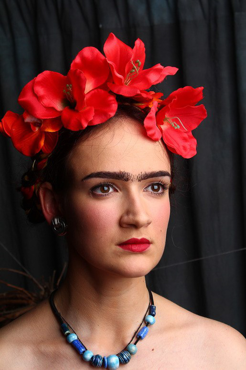 В умелых руках опытного визажиста человек легко превращается не только в фантастического героя, но и во вполне реального. Нырнуть в прошлое - тоже не проблема. Сделать из вас, скажем, голливудскую звезду 30-х годов можно за каких-то пару часов. Почувствовать себя в роли культовой личности решили и мы, перевоплотившись в Марлен Дитрих