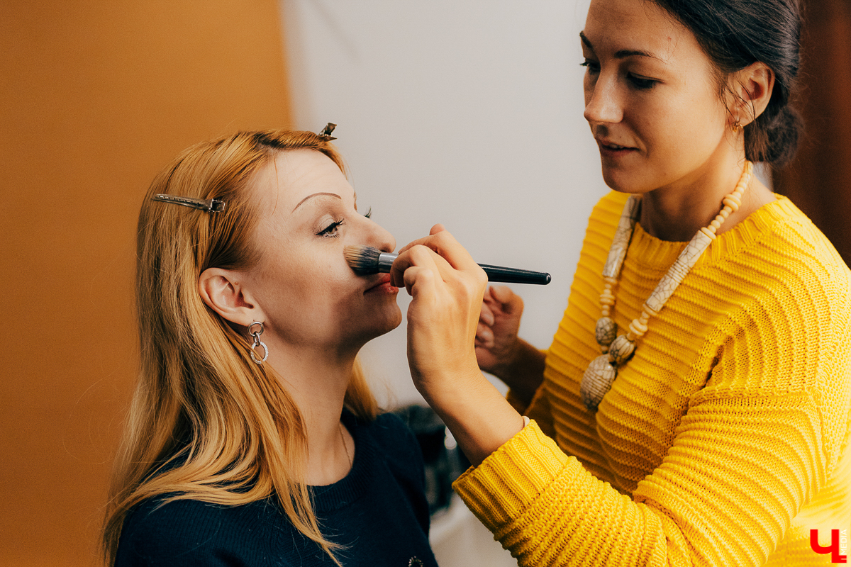 В умелых руках опытного визажиста человек легко превращается не только в фантастического героя, но и во вполне реального. Нырнуть в прошлое - тоже не проблема. Сделать из вас, скажем, голливудскую звезду 30-х годов можно за каких-то пару часов. Почувствовать себя в роли культовой личности решили и мы, перевоплотившись в Марлен Дитрих