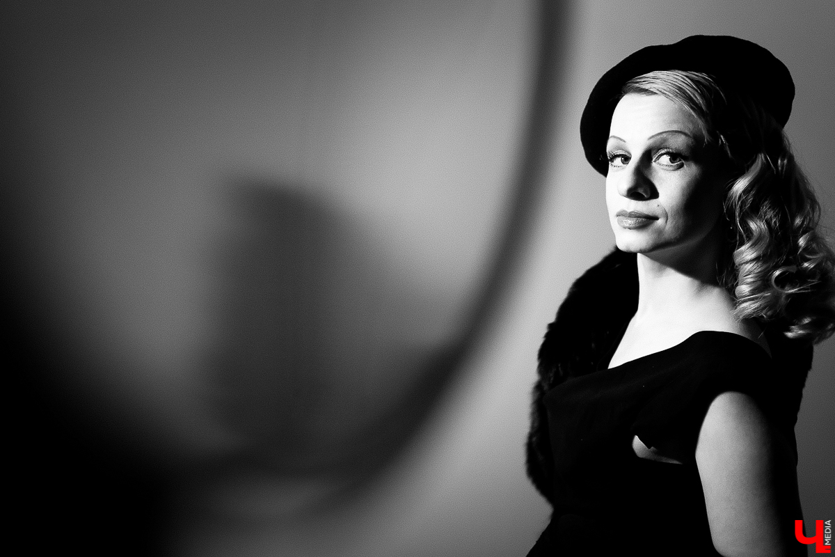 В умелых руках опытного визажиста человек легко превращается не только в фантастического героя, но и во вполне реального. Нырнуть в прошлое - тоже не проблема. Сделать из вас, скажем, голливудскую звезду 30-х годов можно за каких-то пару часов. Почувствовать себя в роли культовой личности решили и мы, перевоплотившись в Марлен Дитрих