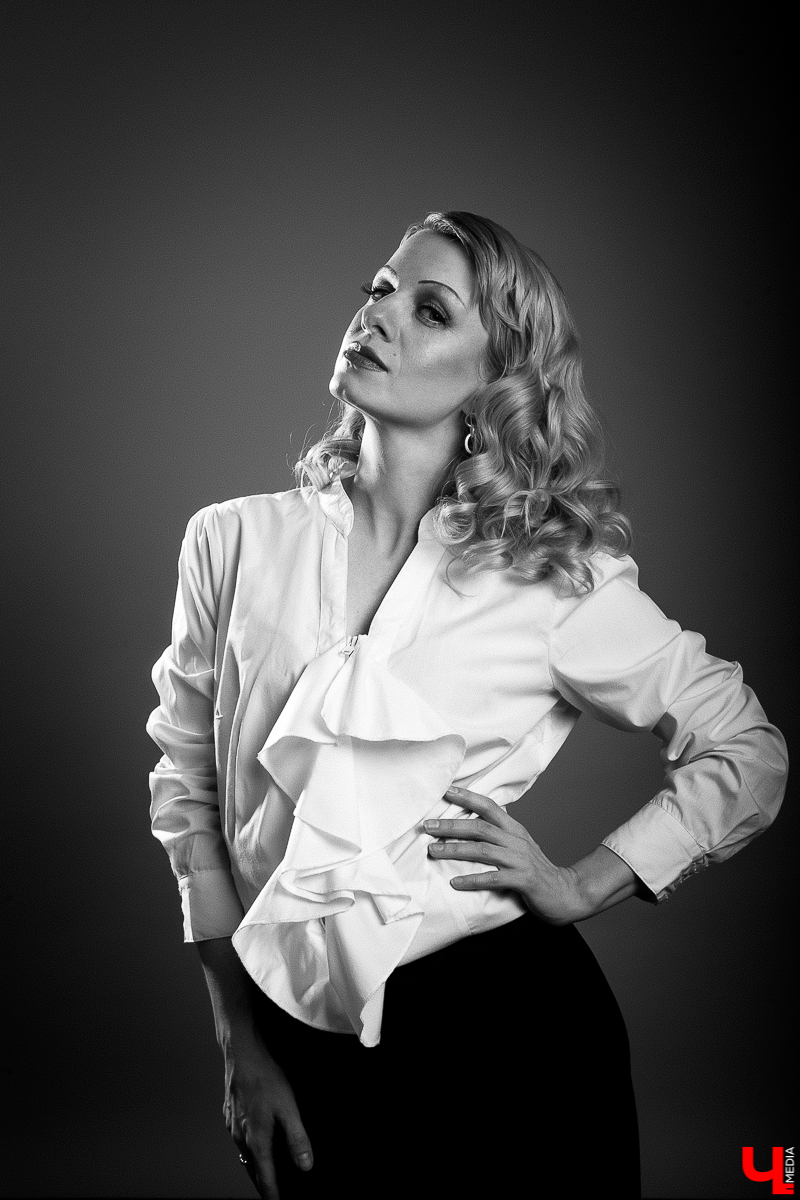 В умелых руках опытного визажиста человек легко превращается не только в фантастического героя, но и во вполне реального. Нырнуть в прошлое - тоже не проблема. Сделать из вас, скажем, голливудскую звезду 30-х годов можно за каких-то пару часов. Почувствовать себя в роли культовой личности решили и мы, перевоплотившись в Марлен Дитрих