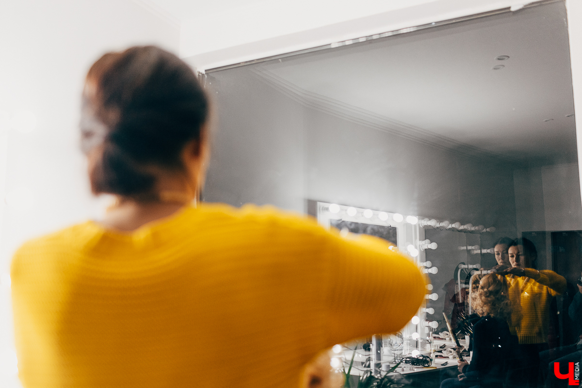 В умелых руках опытного визажиста человек легко превращается не только в фантастического героя, но и во вполне реального. Нырнуть в прошлое - тоже не проблема. Сделать из вас, скажем, голливудскую звезду 30-х годов можно за каких-то пару часов. Почувствовать себя в роли культовой личности решили и мы, перевоплотившись в Марлен Дитрих