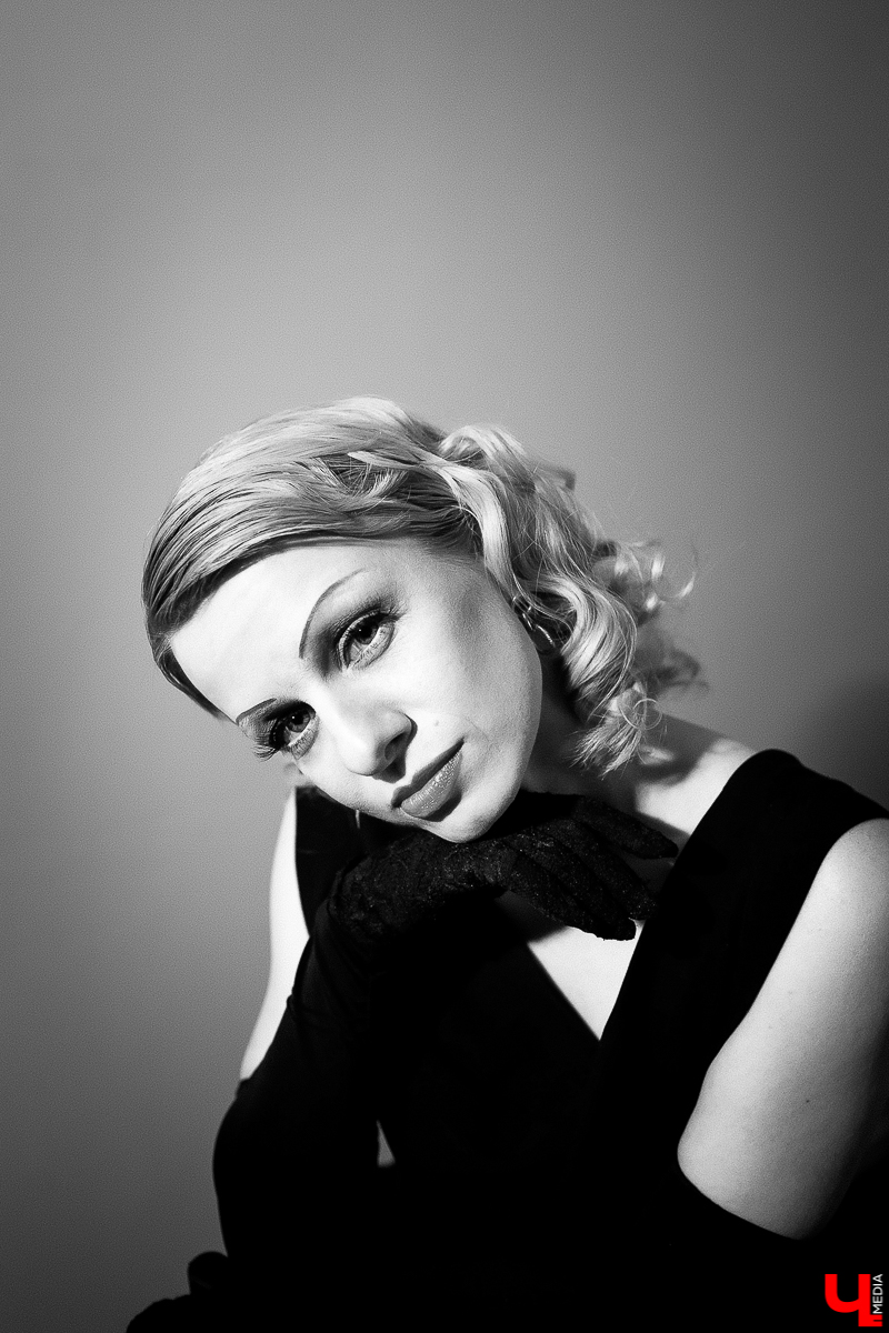 В умелых руках опытного визажиста человек легко превращается не только в фантастического героя, но и во вполне реального. Нырнуть в прошлое - тоже не проблема. Сделать из вас, скажем, голливудскую звезду 30-х годов можно за каких-то пару часов. Почувствовать себя в роли культовой личности решили и мы, перевоплотившись в Марлен Дитрих