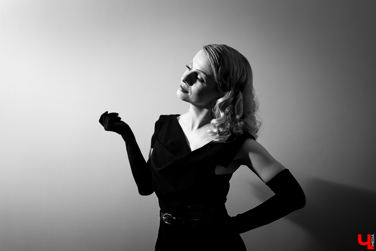 В умелых руках опытного визажиста человек легко превращается не только в фантастического героя, но и во вполне реального. Нырнуть в прошлое - тоже не проблема. Сделать из вас, скажем, голливудскую звезду 30-х годов можно за каких-то пару часов. Почувствовать себя в роли культовой личности решили и мы, перевоплотившись в Марлен Дитрих