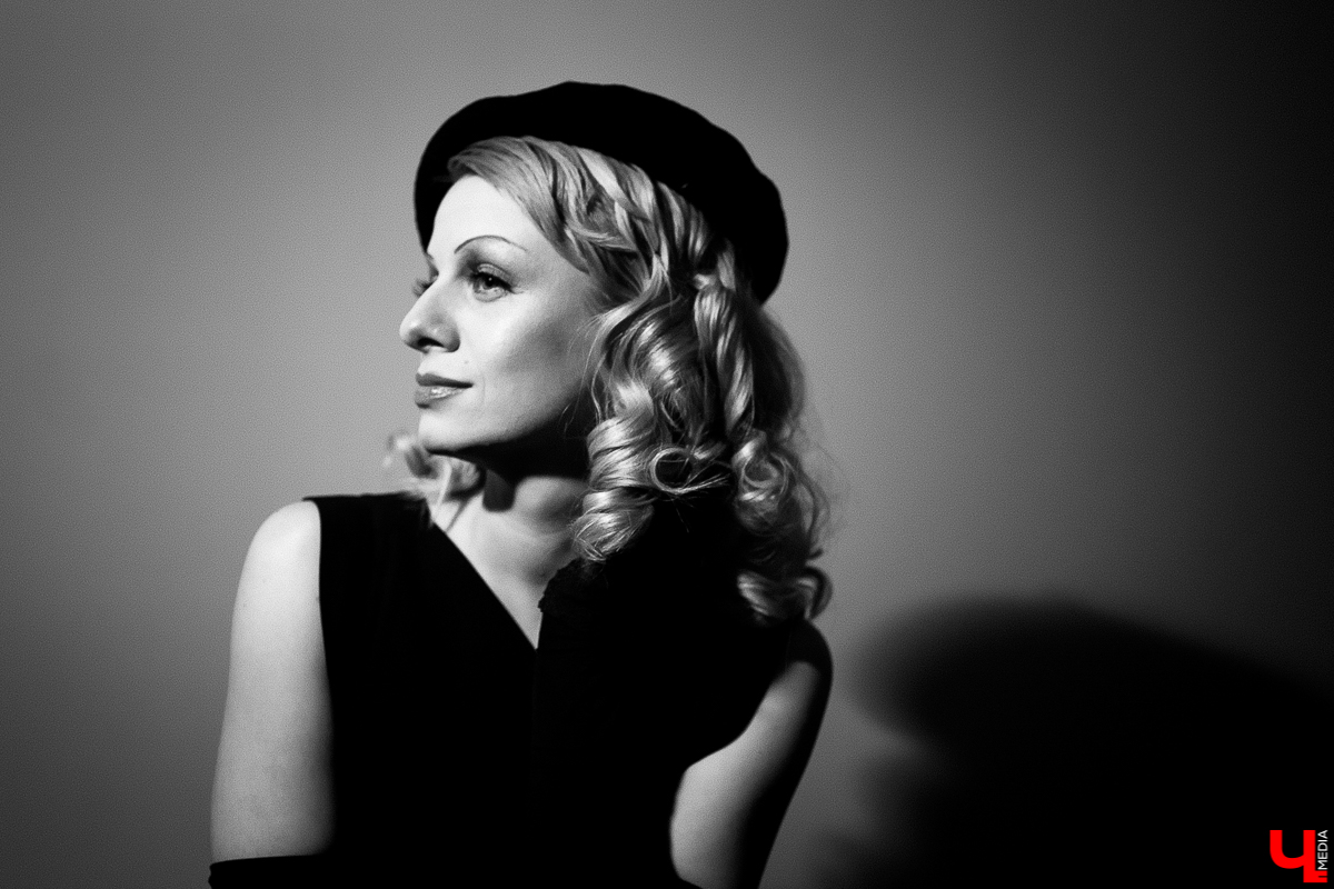 В умелых руках опытного визажиста человек легко превращается не только в фантастического героя, но и во вполне реального. Нырнуть в прошлое - тоже не проблема. Сделать из вас, скажем, голливудскую звезду 30-х годов можно за каких-то пару часов. Почувствовать себя в роли культовой личности решили и мы, перевоплотившись в Марлен Дитрих