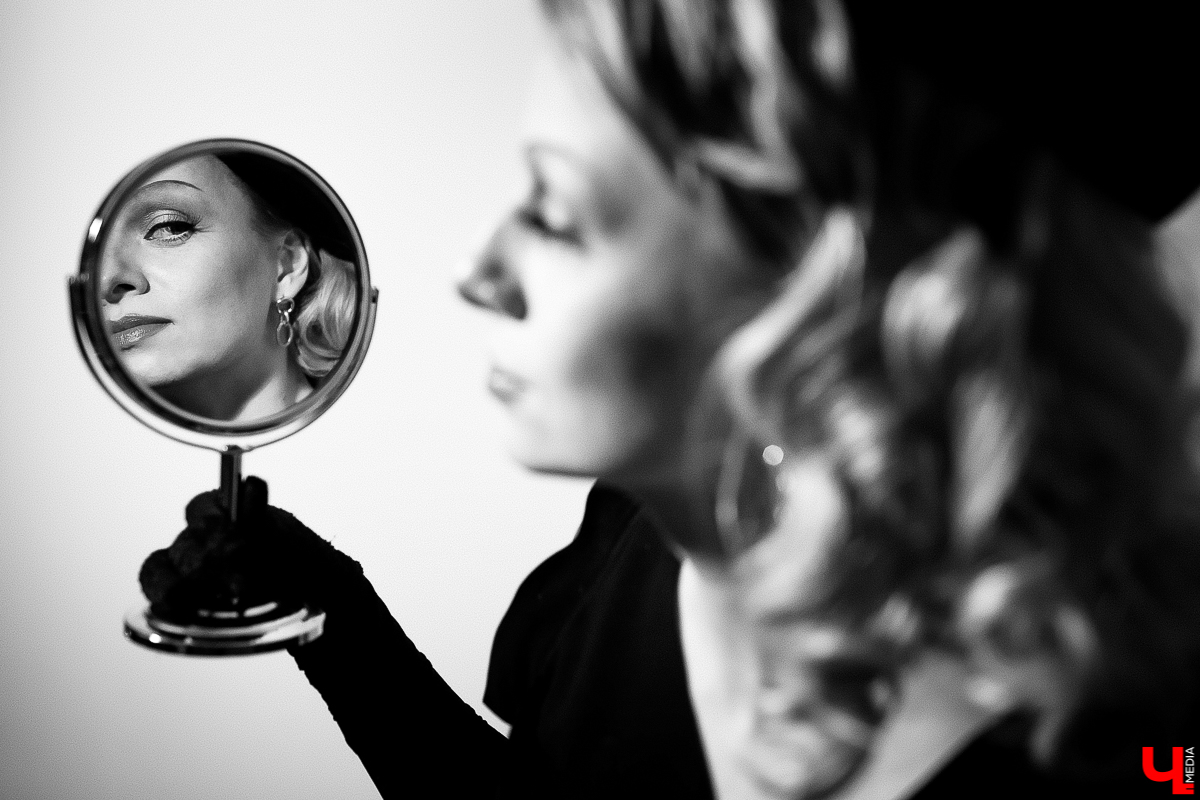 В умелых руках опытного визажиста человек легко превращается не только в фантастического героя, но и во вполне реального. Нырнуть в прошлое - тоже не проблема. Сделать из вас, скажем, голливудскую звезду 30-х годов можно за каких-то пару часов. Почувствовать себя в роли культовой личности решили и мы, перевоплотившись в Марлен Дитрих