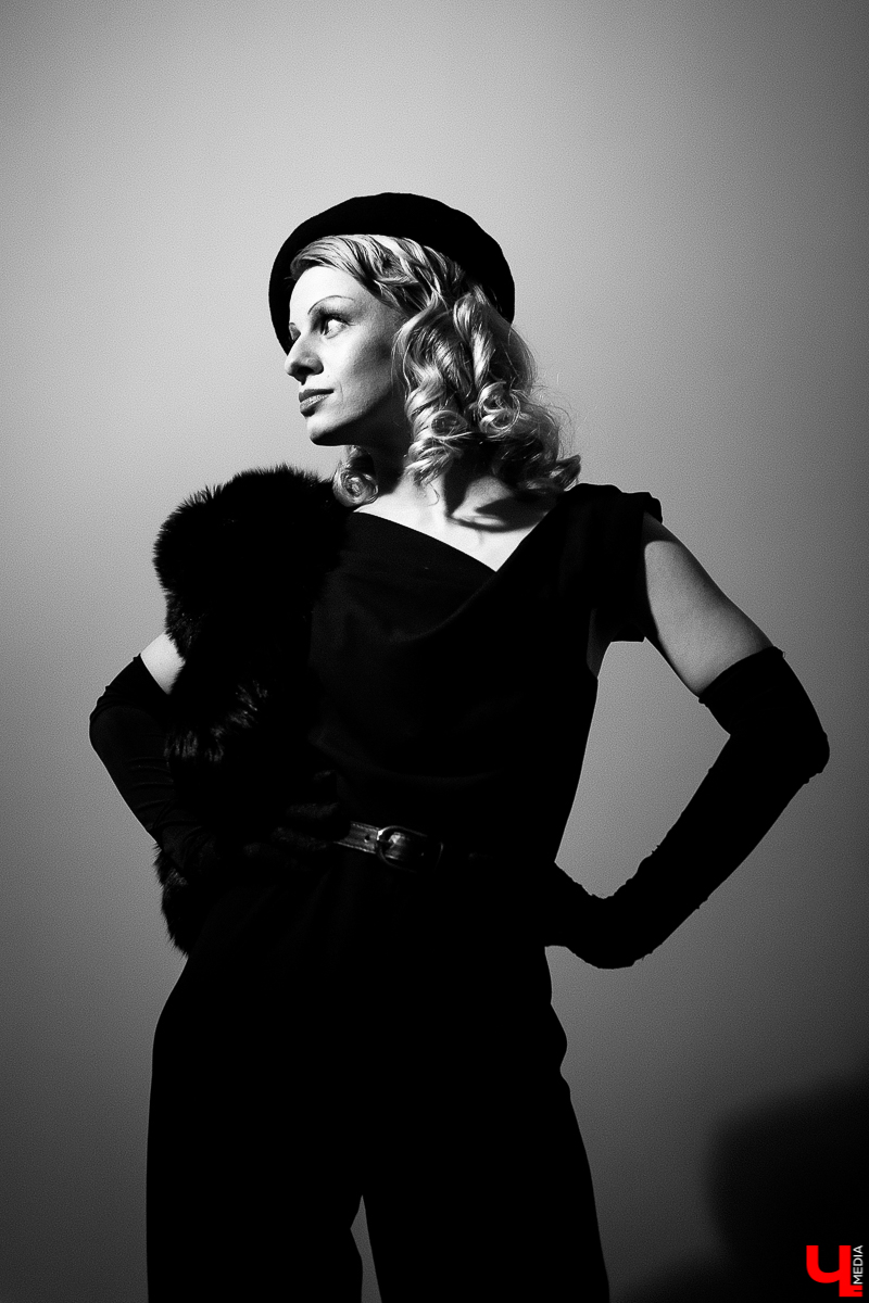 В умелых руках опытного визажиста человек легко превращается не только в фантастического героя, но и во вполне реального. Нырнуть в прошлое - тоже не проблема. Сделать из вас, скажем, голливудскую звезду 30-х годов можно за каких-то пару часов. Почувствовать себя в роли культовой личности решили и мы, перевоплотившись в Марлен Дитрих