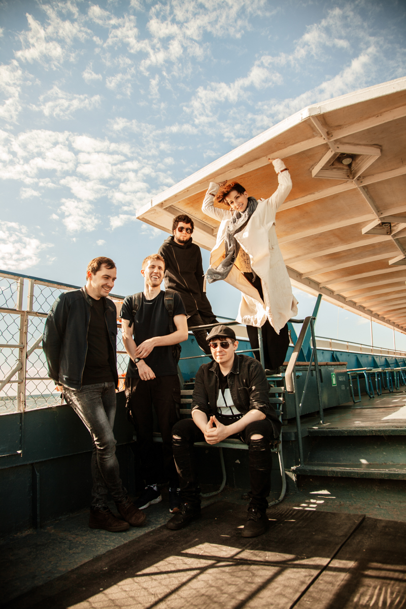 В 2010 году их песня «Нулевой километр» заняла первое место в программе «Чартова дюжина» «Нашего Радио», а в этом году они выпустили альбом «без.даты.2019» и уже 1 ноября собираются приехать и сыграть новые песни к нам во Владимир. Речь идет, конечно же, о казанской группе «Мураками»