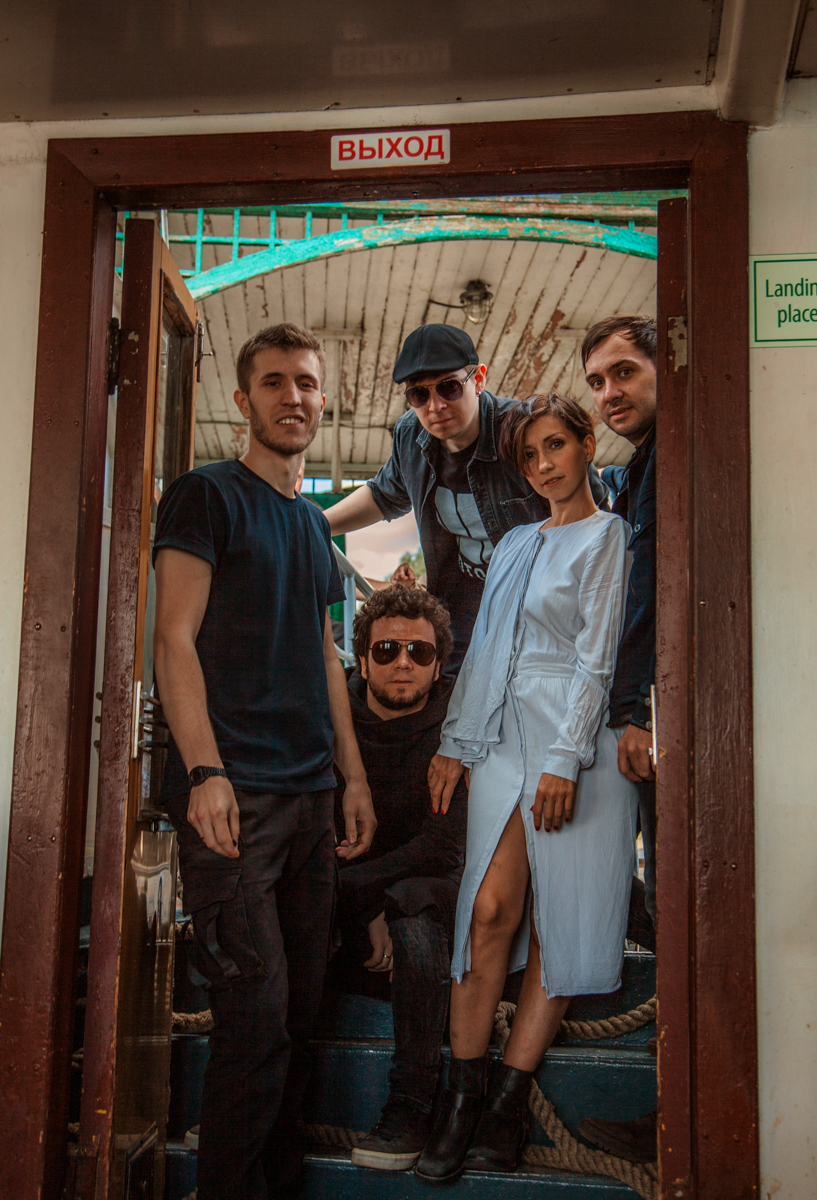 В 2010 году их песня «Нулевой километр» заняла первое место в программе «Чартова дюжина» «Нашего Радио», а в этом году они выпустили альбом «без.даты.2019» и уже 1 ноября собираются приехать и сыграть новые песни к нам во Владимир. Речь идет, конечно же, о казанской группе «Мураками»