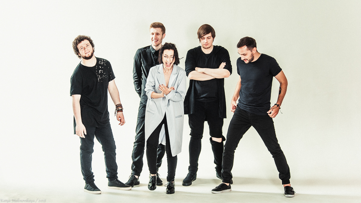 В 2010 году их песня «Нулевой километр» заняла первое место в программе «Чартова дюжина» «Нашего Радио», а в этом году они выпустили альбом «без.даты.2019» и уже 1 ноября собираются приехать и сыграть новые песни к нам во Владимир. Речь идет, конечно же, о казанской группе «Мураками»