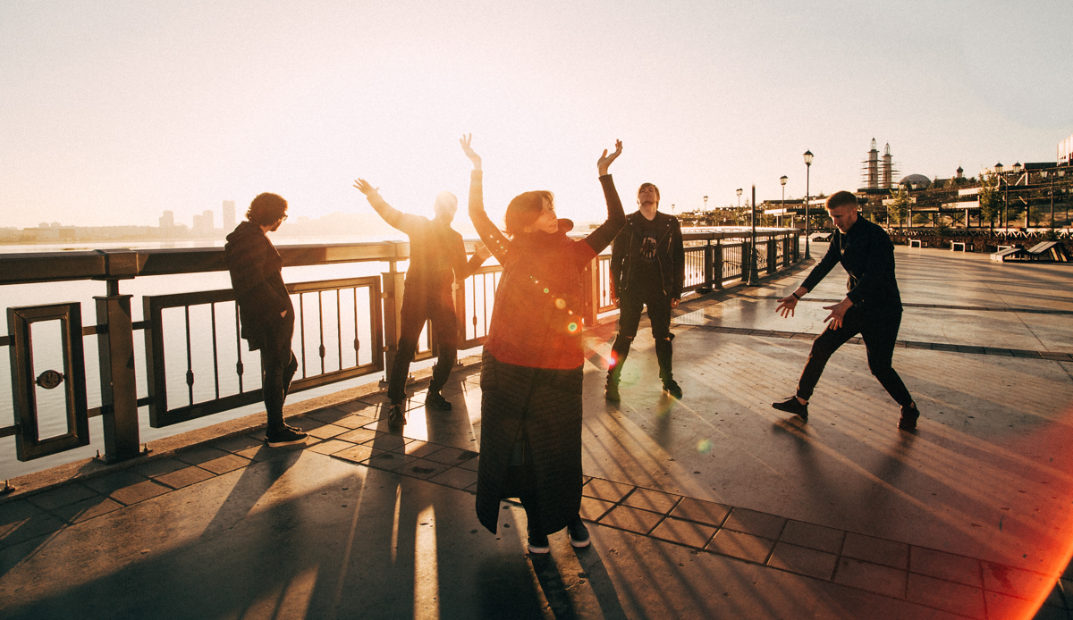 В 2010 году их песня «Нулевой километр» заняла первое место в программе «Чартова дюжина» «Нашего Радио», а в этом году они выпустили альбом «без.даты.2019» и уже 1 ноября собираются приехать и сыграть новые песни к нам во Владимир. Речь идет, конечно же, о казанской группе «Мураками»