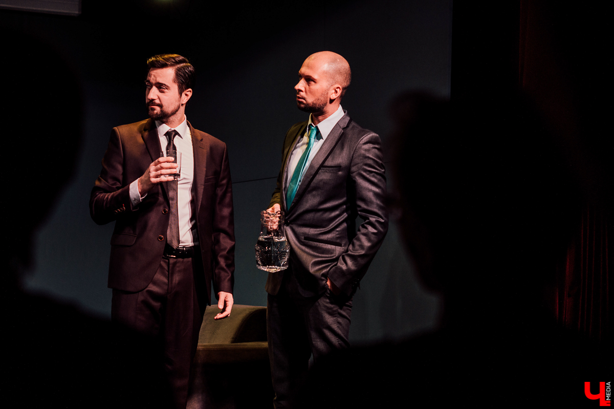 Четыре человека пришли на собеседование и заперты в одной комнате. Остаться должен лишь один. Рассказываем, почему прочтение пьесы Галсерана театром «Фавор» достойно внимания и когда случится следующий показ жизненного триллера