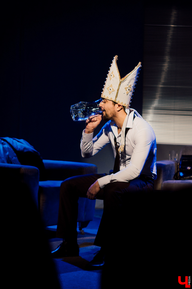 Четыре человека пришли на собеседование и заперты в одной комнате. Остаться должен лишь один. Рассказываем, почему прочтение пьесы Галсерана театром «Фавор» достойно внимания и когда случится следующий показ жизненного триллера