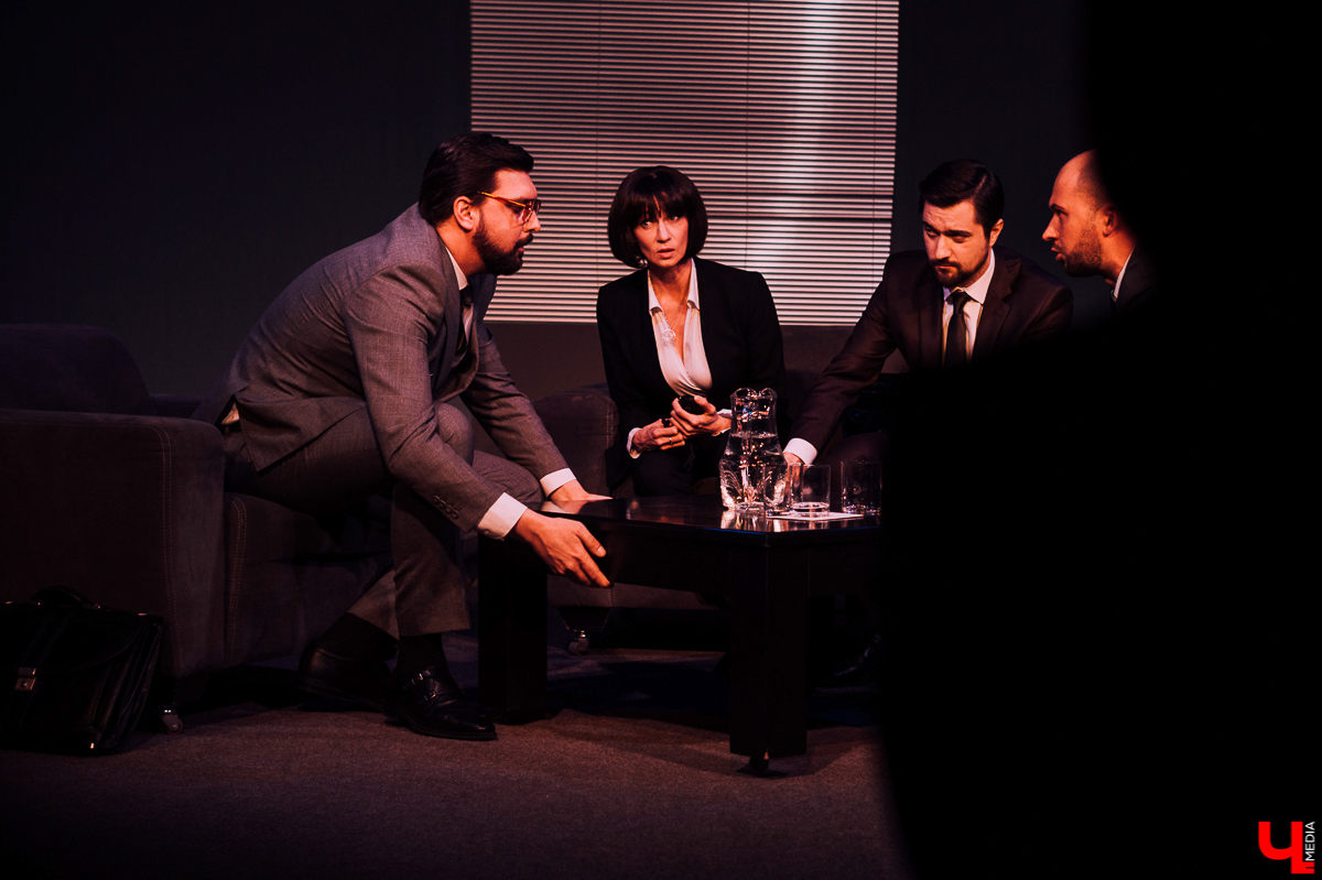 Четыре человека пришли на собеседование и заперты в одной комнате. Остаться должен лишь один. Рассказываем, почему прочтение пьесы Галсерана театром «Фавор» достойно внимания и когда случится следующий показ жизненного триллера